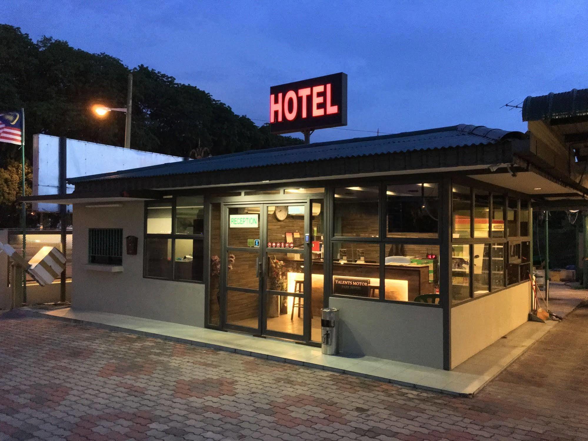 タレンツ モーターパーク ホテル クラン エクステリア 写真
